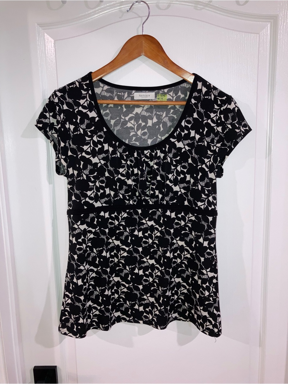 Van Heusen Black & White Floral Scoop Neck Top - size M